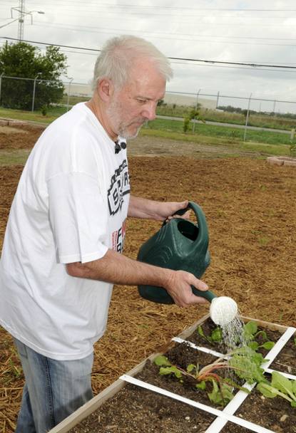 Ottobre 2009: giardiniere d’eccezione per la San Antonio Food Bank (Nba)